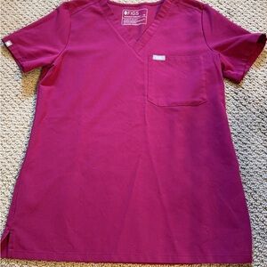 Figs Women's V-Neck Magenta Scrub Top. Catarina XS One Pocket scrub top.